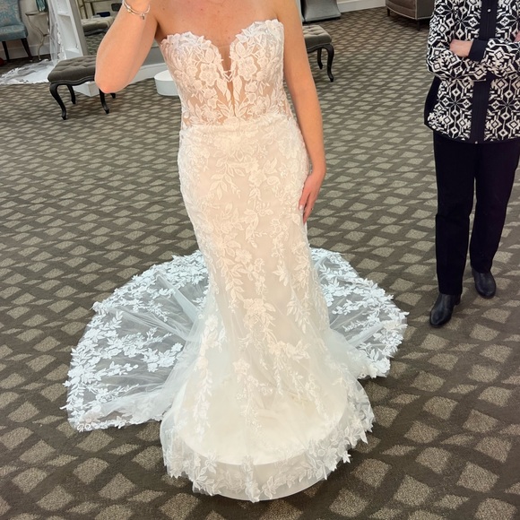 Allure Bridals Dresses & Skirts - ALLURE A1212 Wedding dress NWT never been altered includes veil